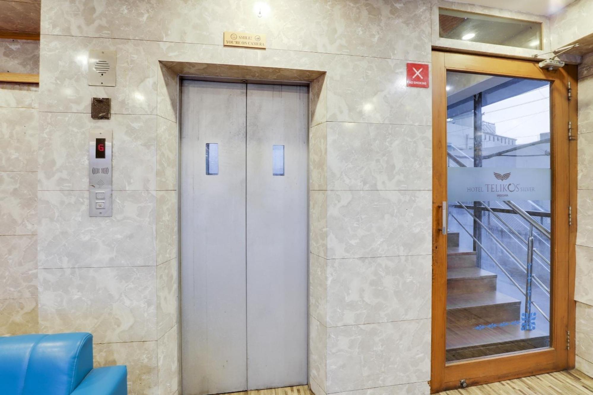 Oyo Hotel Dash Vadodara Zewnętrze zdjęcie